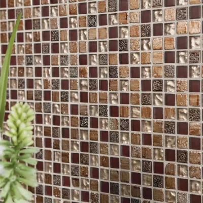 Mosaico in vetro e pietra nei toni del malva e del marrone
