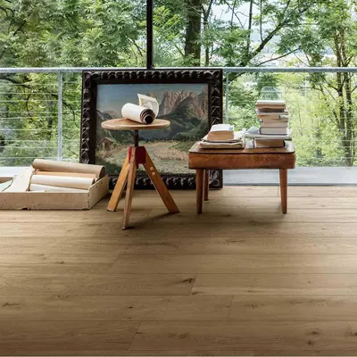 Pavimento in gres porcellanato effetto legno in un soggiorno luminoso